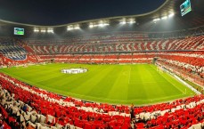 德甲双子星闪耀！迪亚斯三度独造三球紧追凯恩，攻击型中场崛起引发战术变革